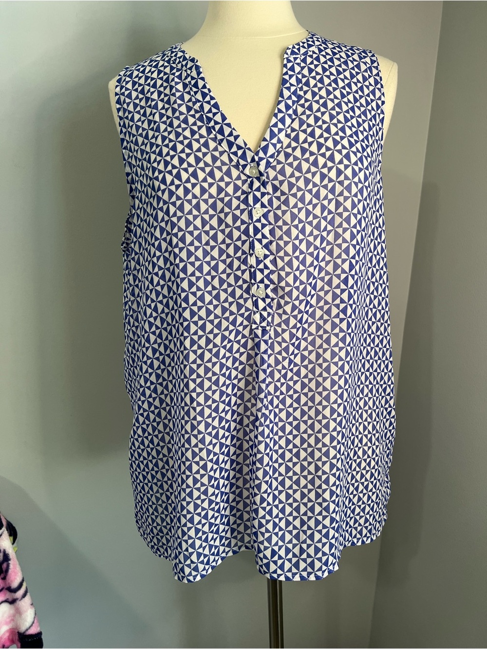 Gap Size XL Blue White Geometric V-Neckline Semi-Sheer Sleeveless Popover Tank